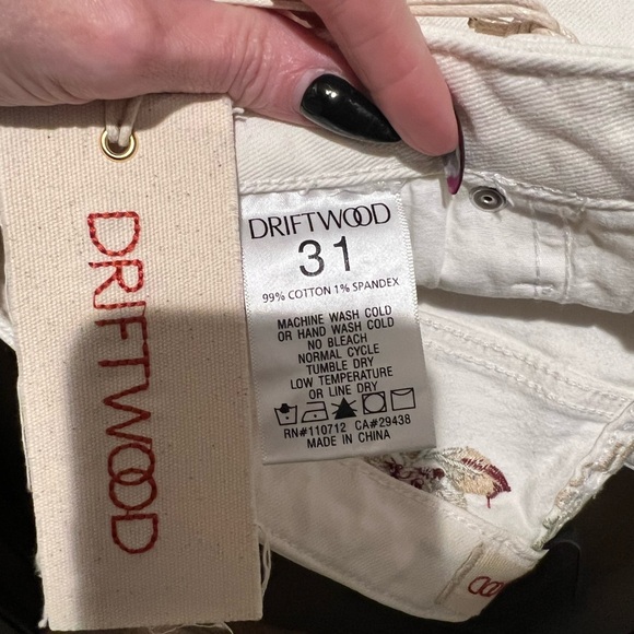 Never worn.  Size 31 Driftwood white embroidered jeans with tag. - Picture 5 of 10